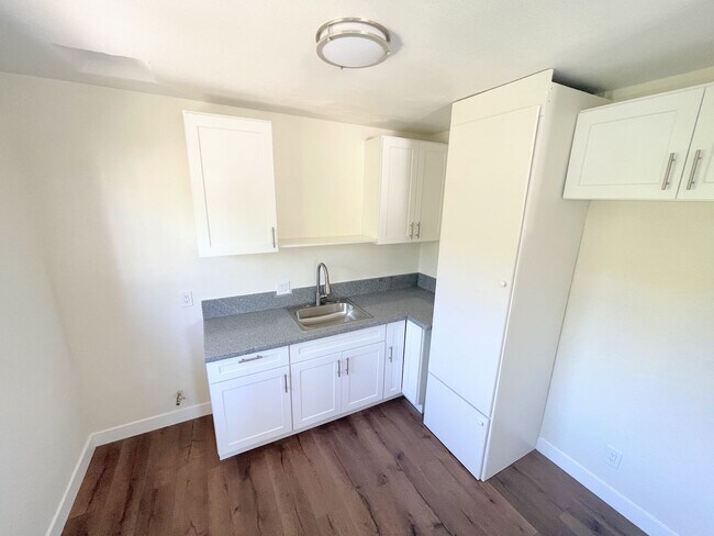Building Photo - Completely updated 1bd/1ba within distance...