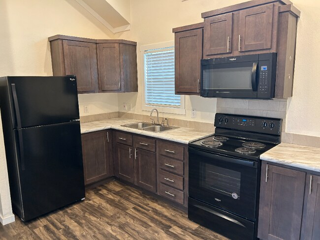 Foto del edificio - 5215 Crestway Rd