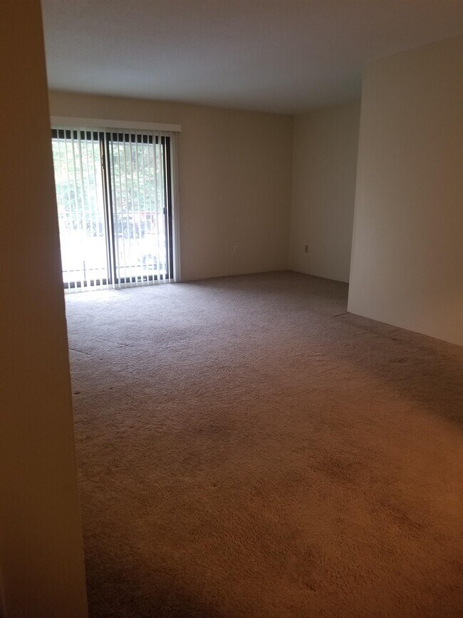 Building Photo - 4 Strawberry Bank Rd