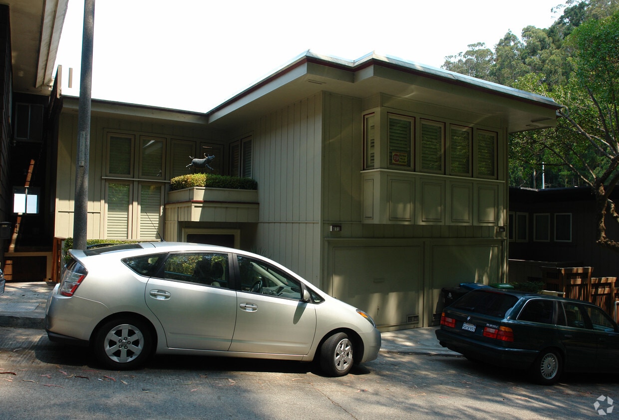 Building Photo - 475-477 Crestmont Dr