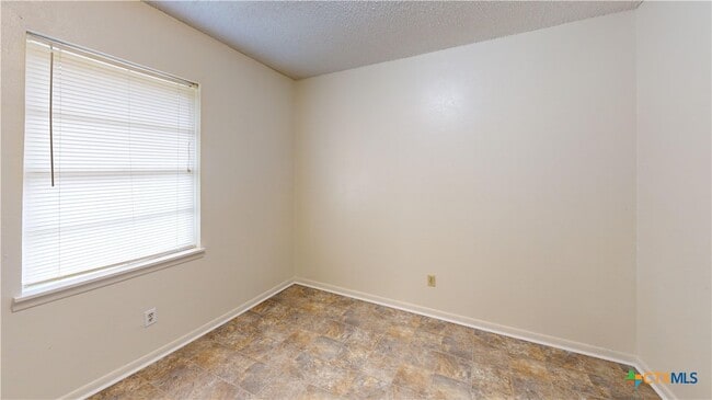 Building Photo - 911 S 27th St