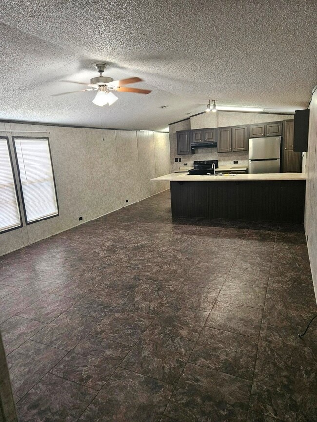 Building Photo - 675-5604 Corner