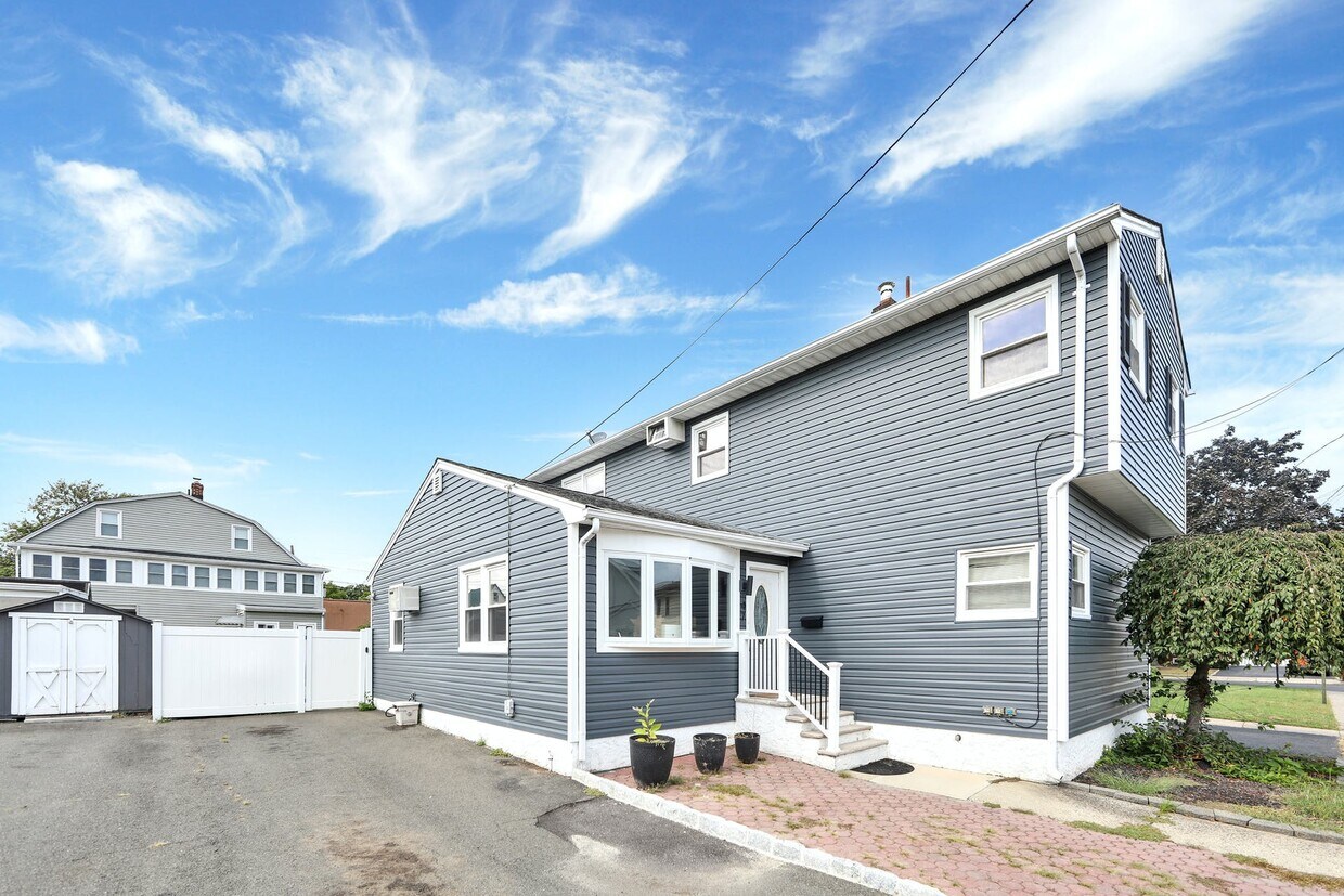 Primary Photo - 47 Humbert St