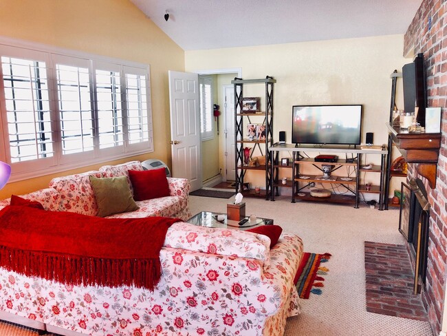 Foto del edificio - Gorgeous Furnished Oasis in Las Vegas Avai...