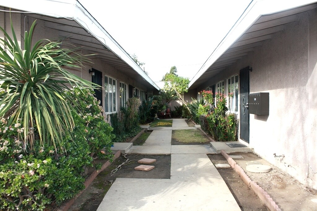 Building Photo - 1337 Simmons Ave