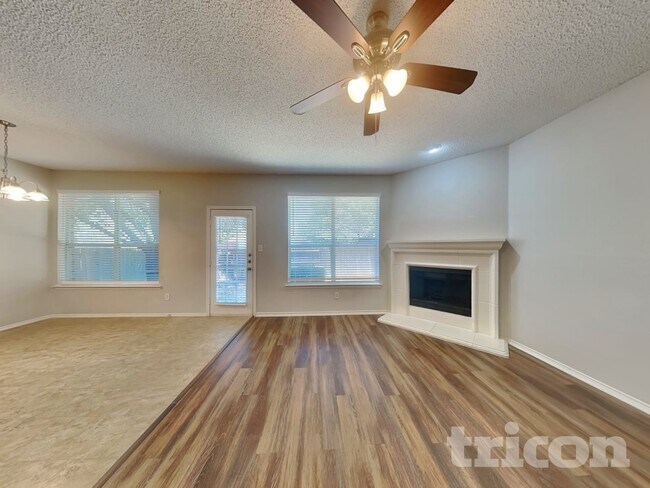 Foto del edificio - 6313 Downeast Dr