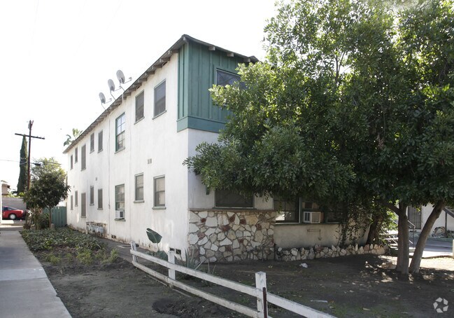 Foto del edificio - 6300 Vineland Ave