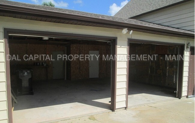 Foto del edificio - Dodge 4 Bed Home on large lot for Rent