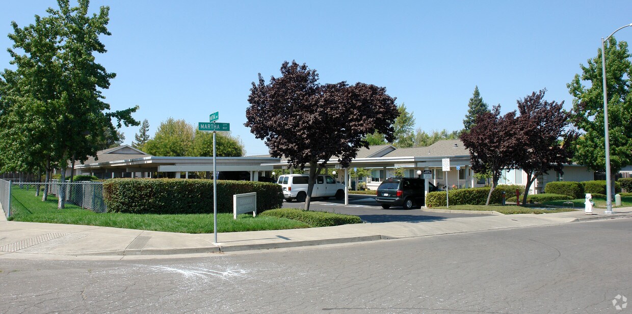 Building Photo - Grosman Apartments