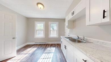 Building Photo - 3052 Sackett Ave