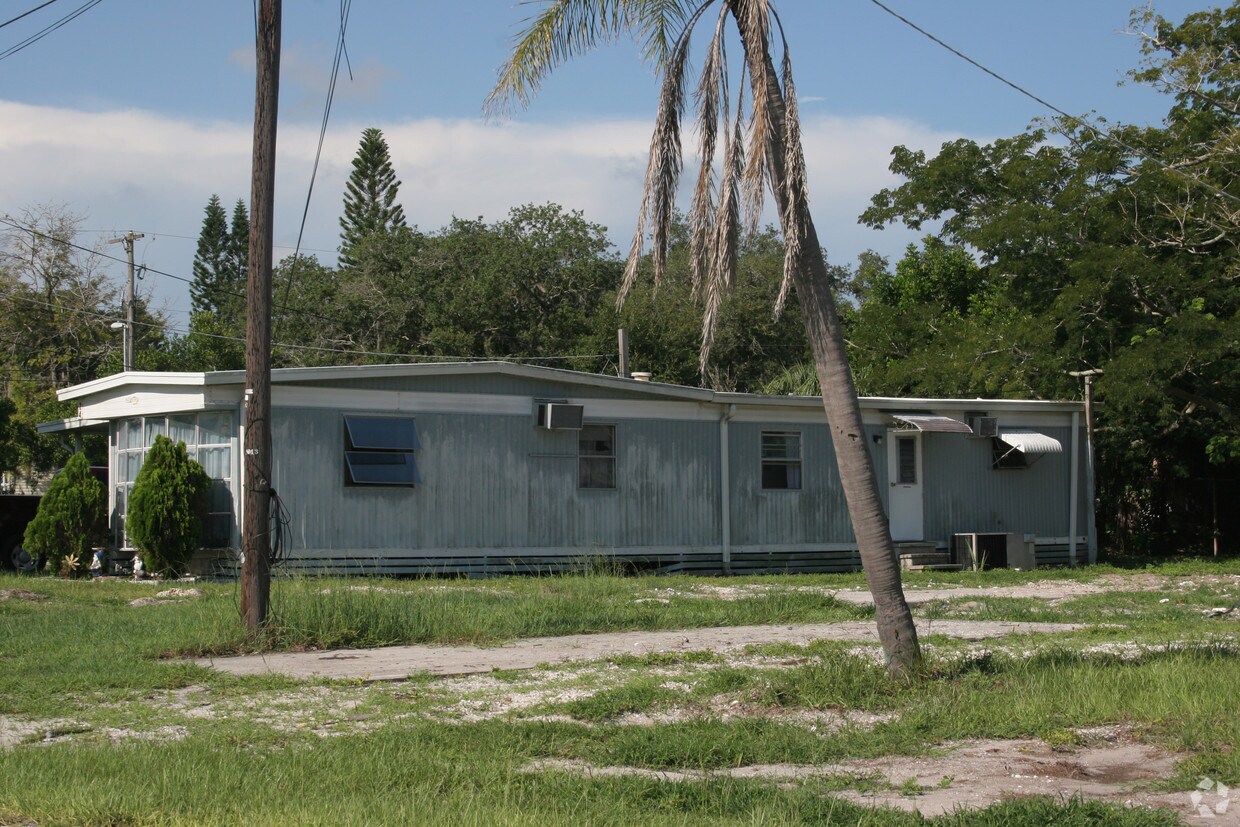 1015 Neptune Dr, Ruskin, FL 33570 Apartments in Ruskin, FL