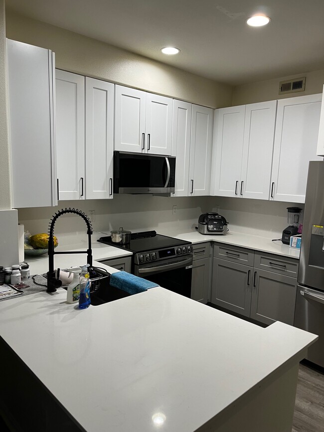 Building Photo - 1645 Cherry Hills Ln