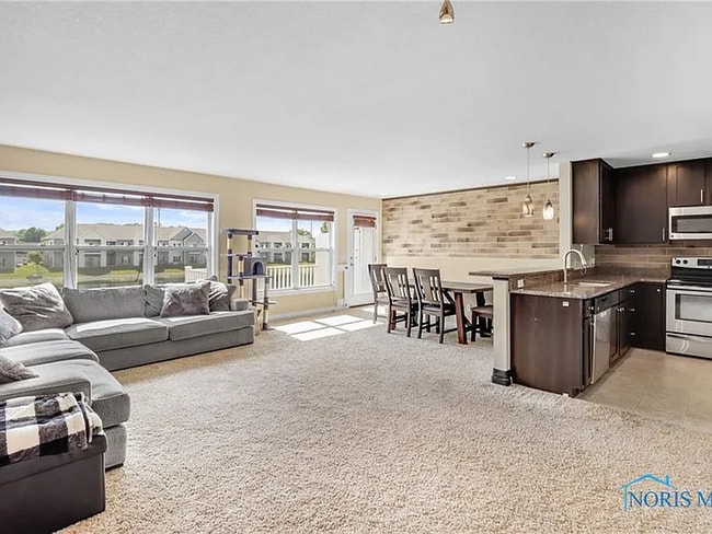 Building Photo - 4733 Lakeside Dr