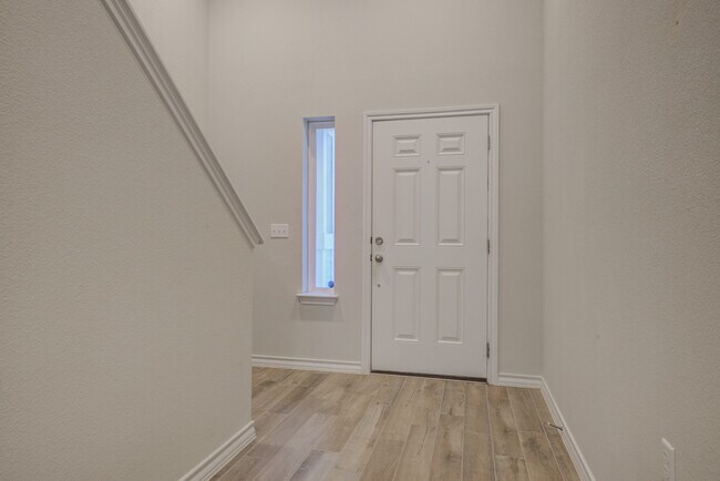 Vestíbulo y escaleras - 1602 Denesa Dr