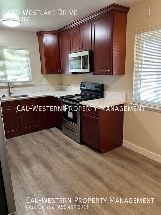 Building Photo - 496 Westlake Dr