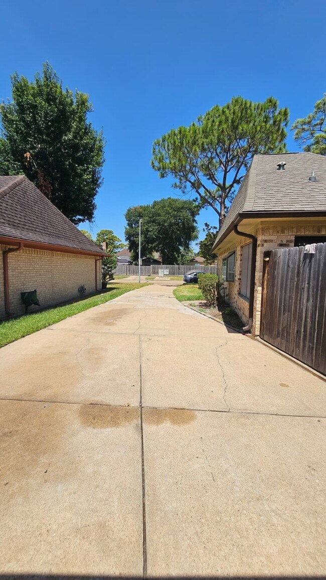Building Photo - 14819 Knightsway Dr