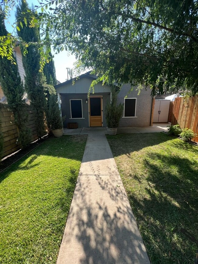 Building Photo - Walk to Campus From This Cute 2 Bedroom Back House