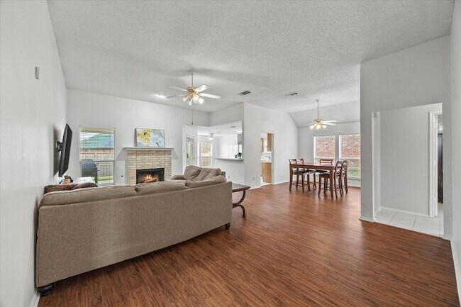 Foto del edificio - 703 Primrose Ln