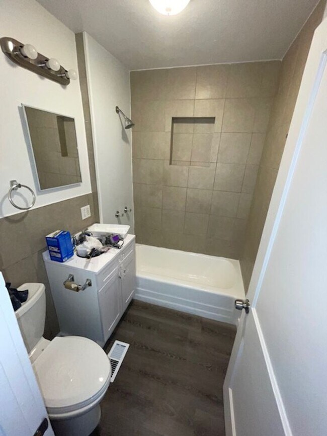 Building Photo - Spacious 3BD/1BA