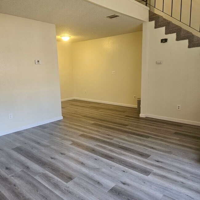 Building Photo - 2 Bedroom Townhouse