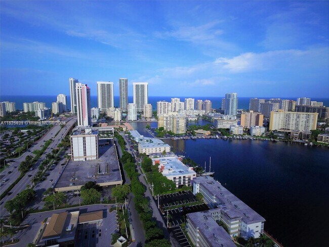 Foto del edificio - 2200 E Hallandale Beach Blvd