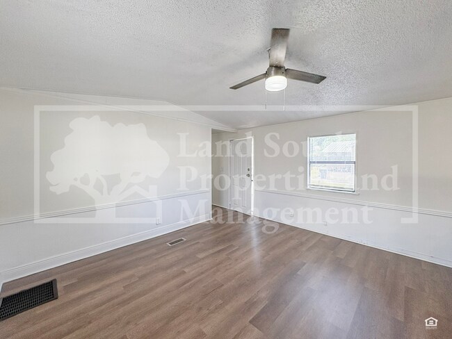Foto del edificio - 1175 Meadow Lawn Street