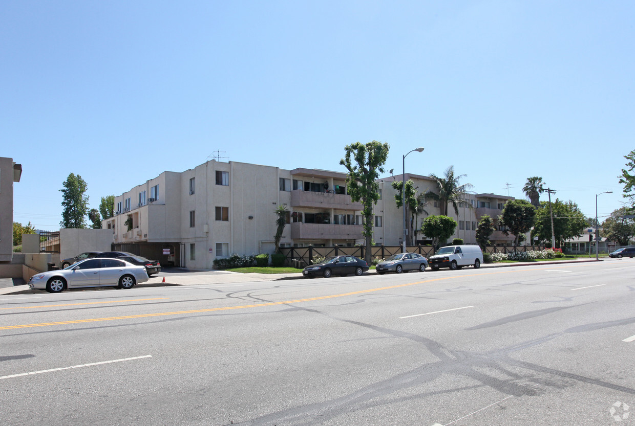 Building Photo - 15050 Burbank Blvd