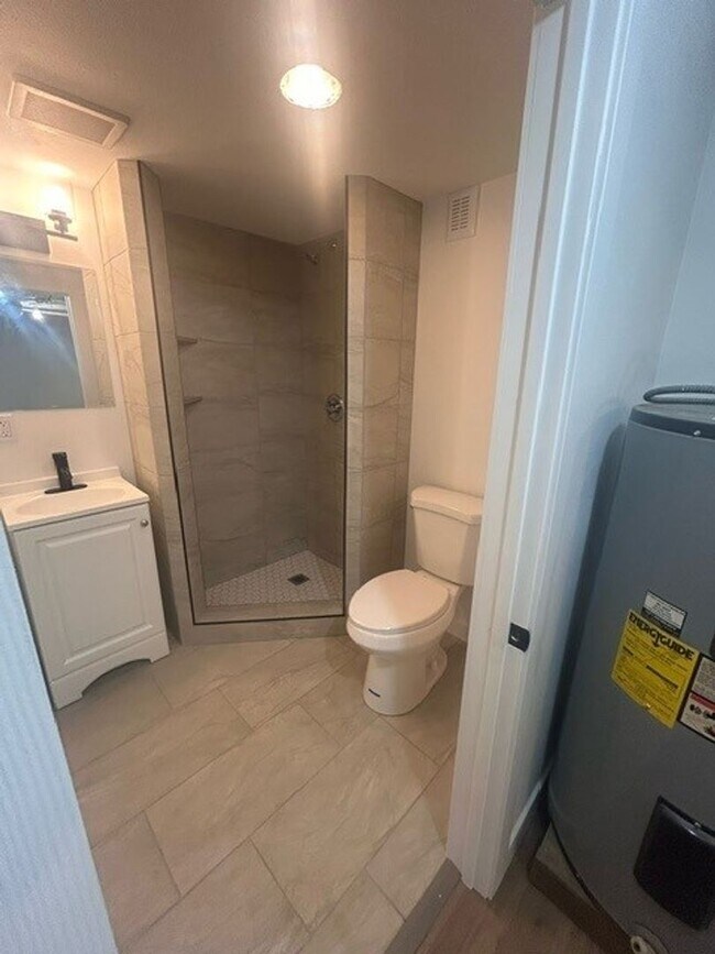 Foto del edificio - Amazing remodeled 4 bedroom home with fenc...