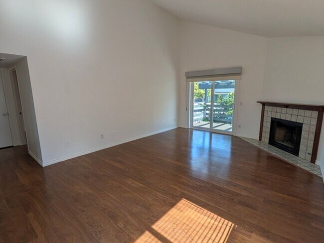 Foto del edificio - 1 Bed-1 Bath Single Story Condo on 2nd Floor located in El Cajon
