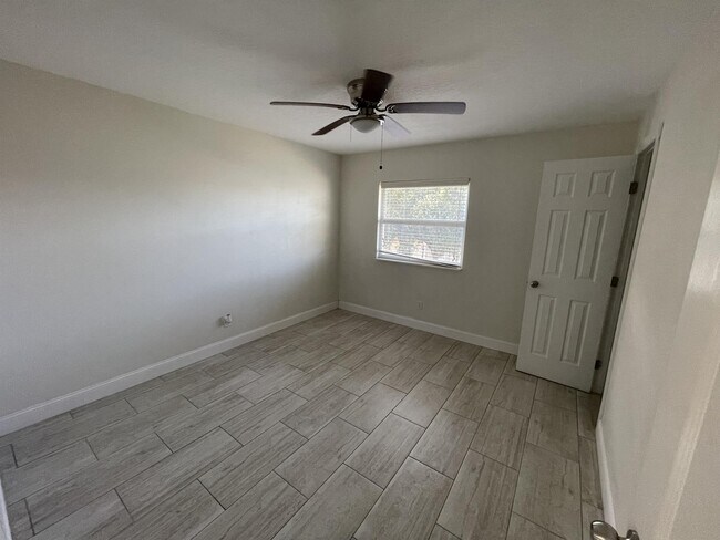 Foto del edificio - 55 Needle Blvd