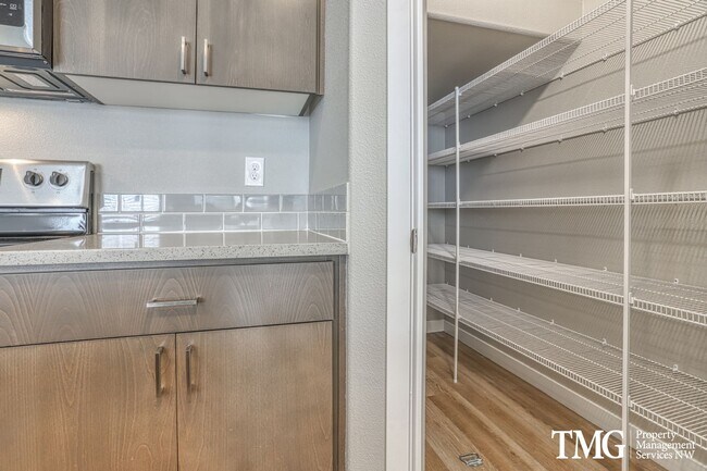 Building Photo - New End Unit Townhome w/ 3 Bedroom 2.5 Bath!