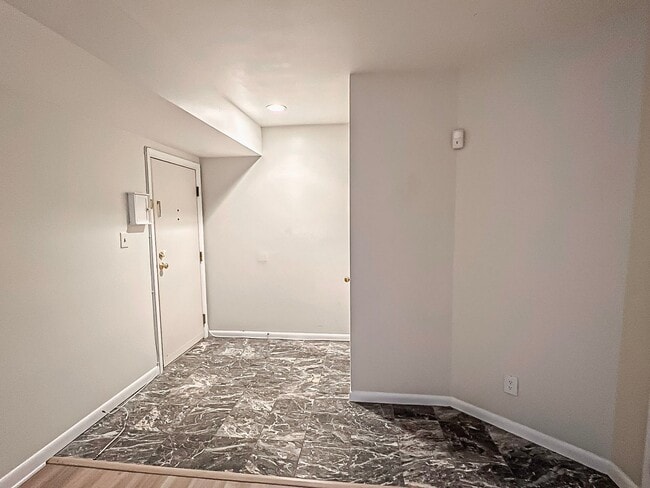 Building Photo - Gorgeous 3 Bedroom 2 Bathroom Unit With Su...