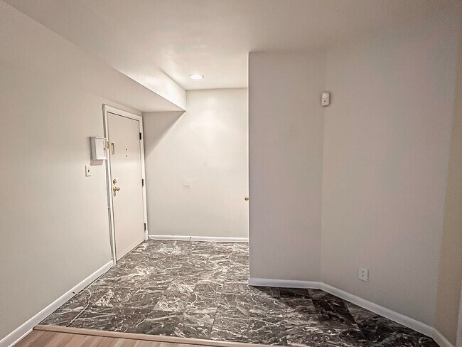 Foto del edificio - Gorgeous 3 Bedroom 2 Bathroom Unit With Su...
