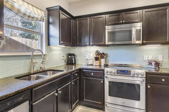 Foto del edificio - 5909 Red Bud Ridge Ln