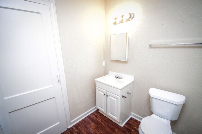 Photo - 934 Poinsettia St Apartment