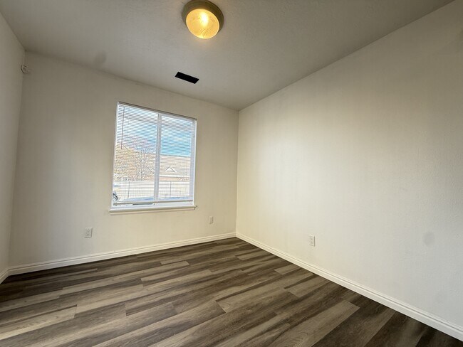 Building Photo - 5601 4015 W