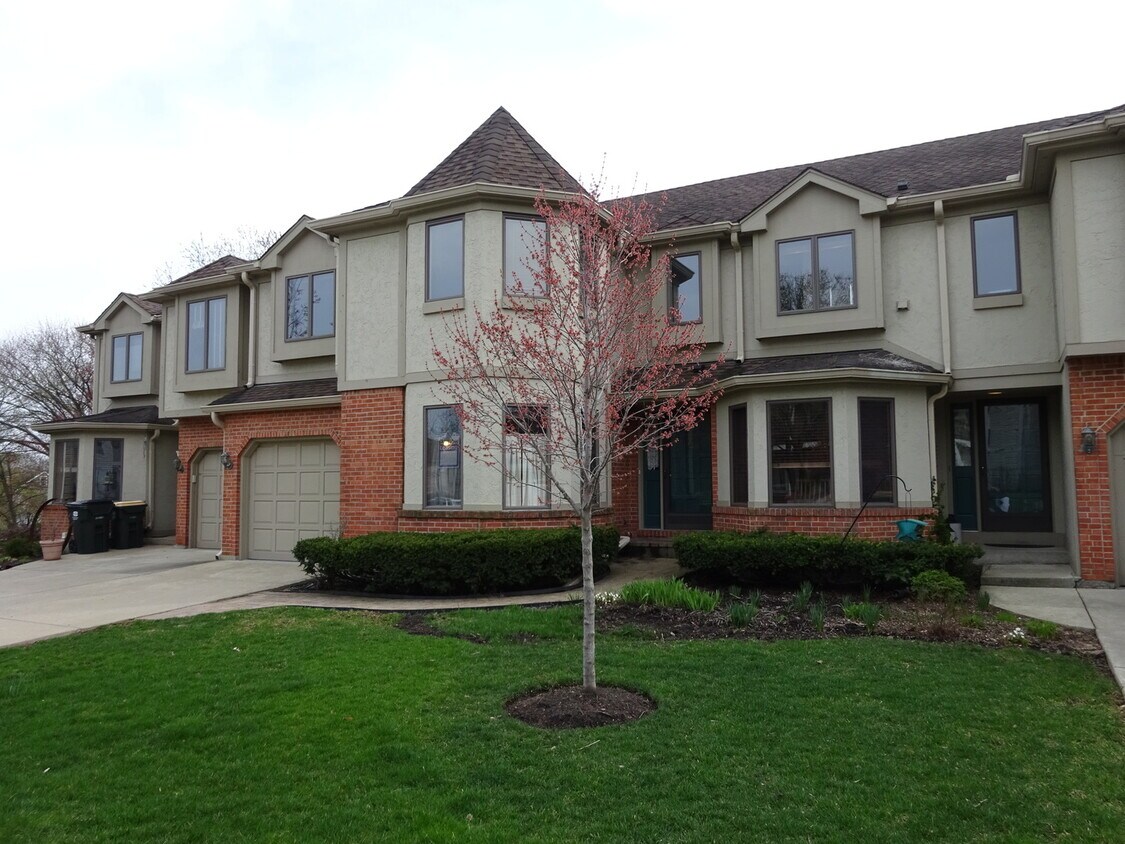 107 E Winchester Rd, Libertyville, IL 60048 Townhome Rentals in