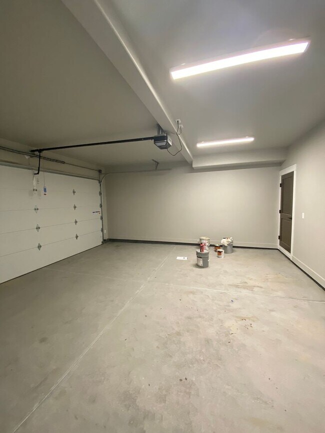 Foto del edificio - Three Bedroom Two and One Half Bath Duplex...