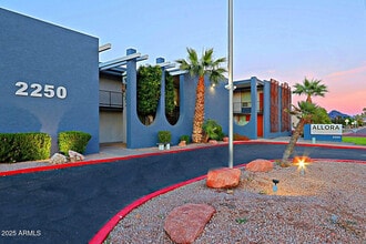 Building Photo - 2250 W Glendale Ave