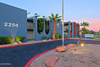 Building Photo - 2250 W Glendale Ave Building Photo - 2250 W Glendale Ave