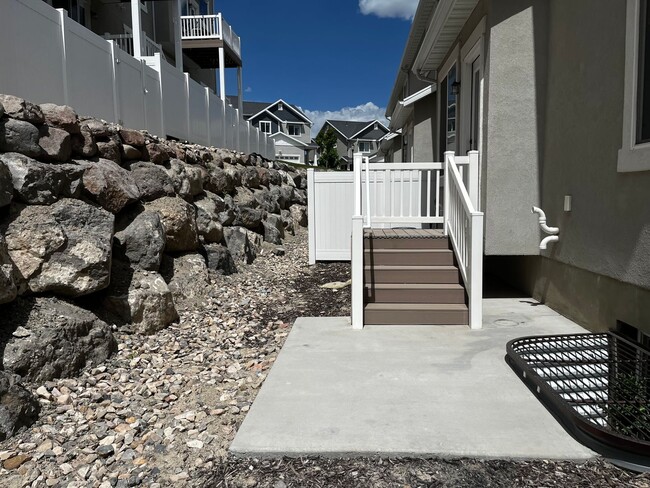 Building Photo - GORGEOUS Townhome!!!