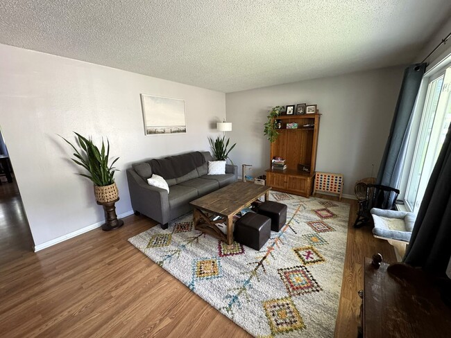 Building Photo - Beautiful 3-Bedroom 2.5 Bath Home In West ...