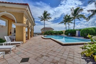 Building Photo - 403 S Sapodilla Ave