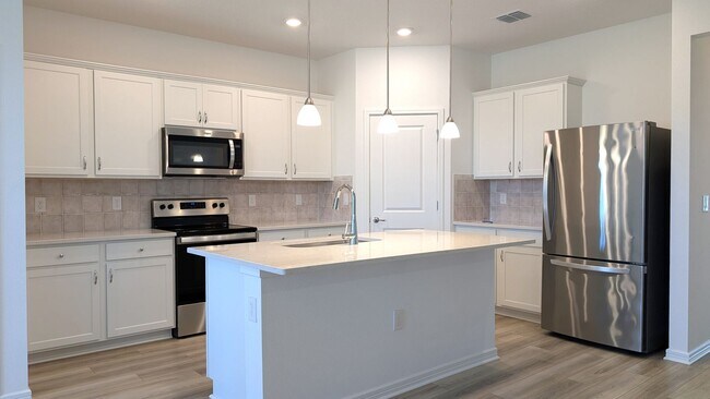 Building Photo - 3 Bedroom/ 2 Bath ready for immediate occu...