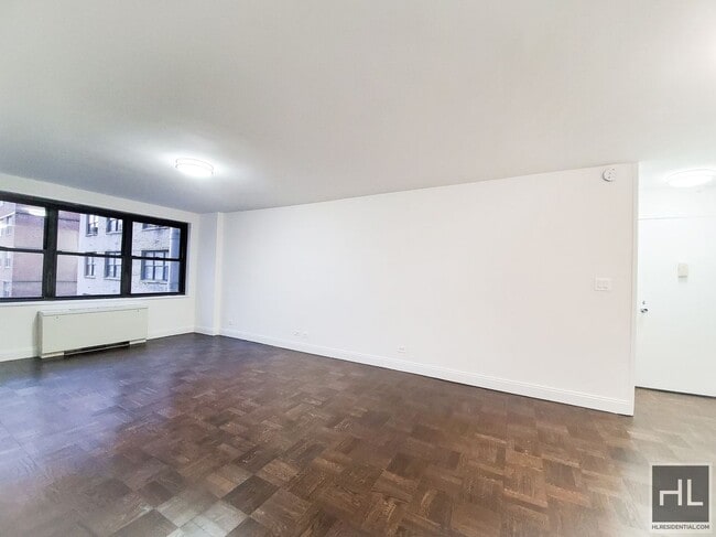 Building Photo - 5 AVENUE