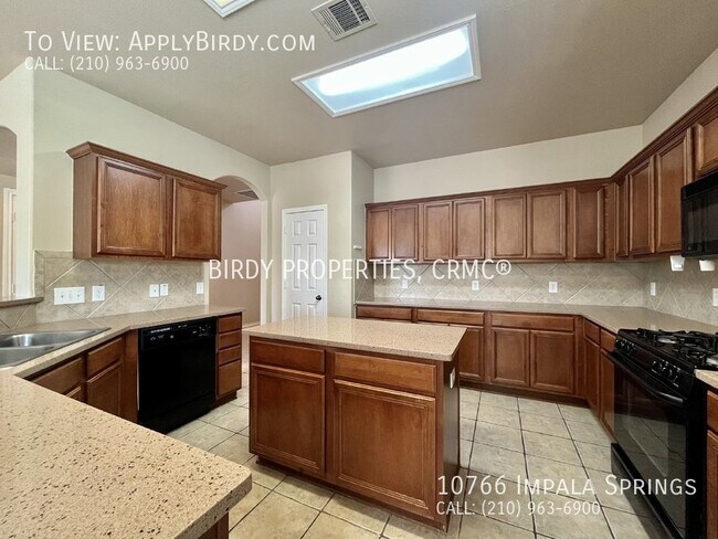 Foto del edificio - **5 Bed, 3 Bath Home on Corner Lot**