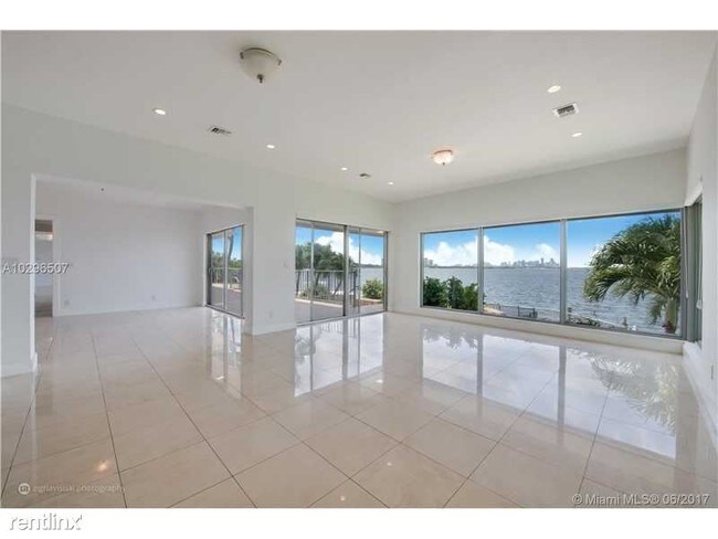 Building Photo - 6801 Sunrise Dr
