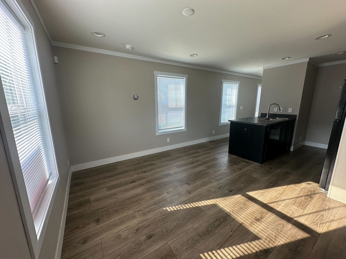 Primary Photo - 76 E U.S. Hwy 6