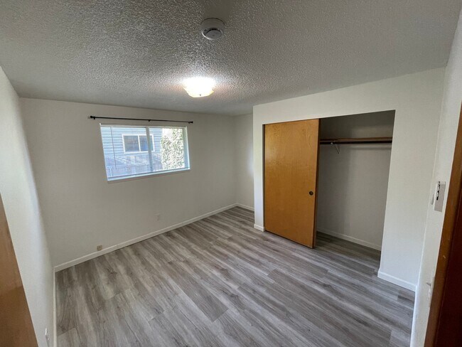 Foto del edificio - 2021 Thompson Ave