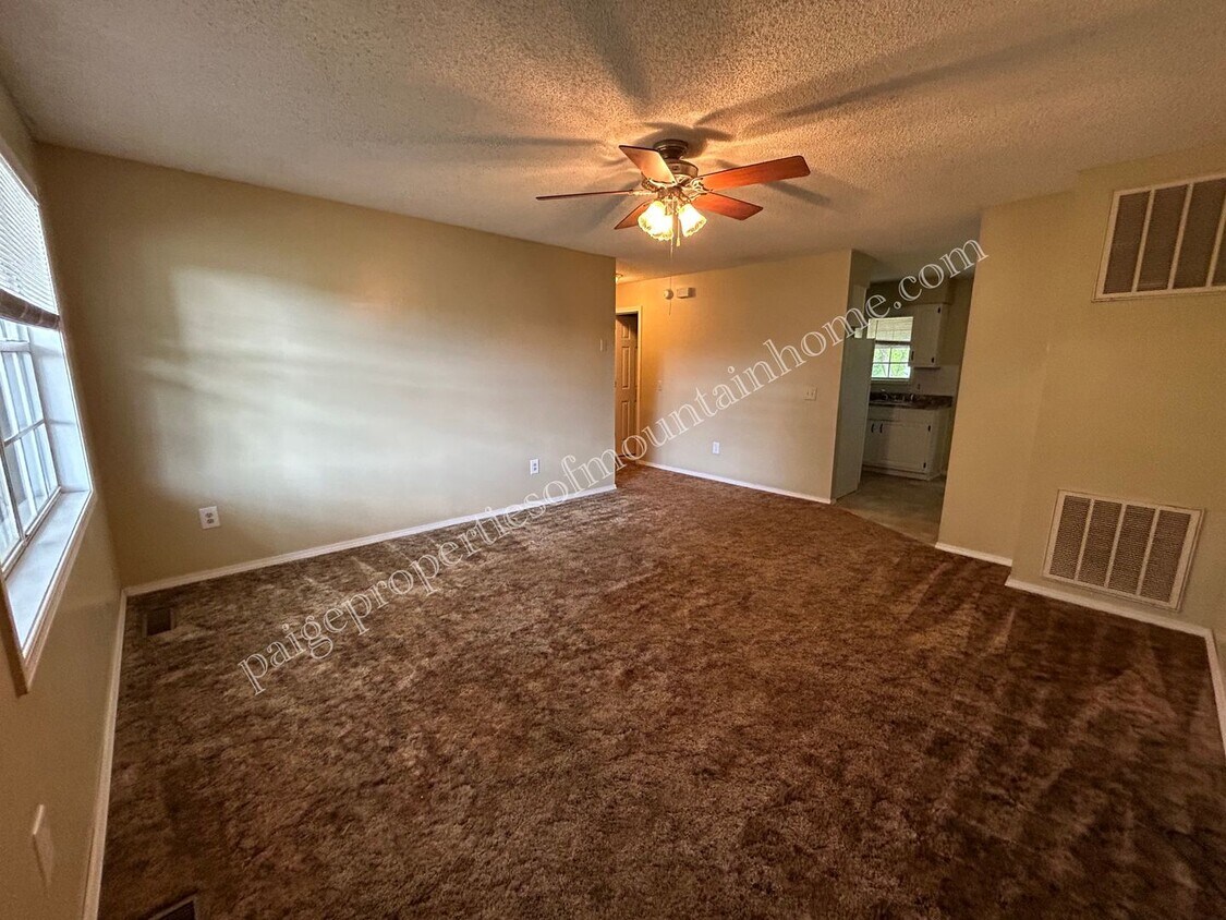 Primary Photo - 1304-1306 Meadowbrook